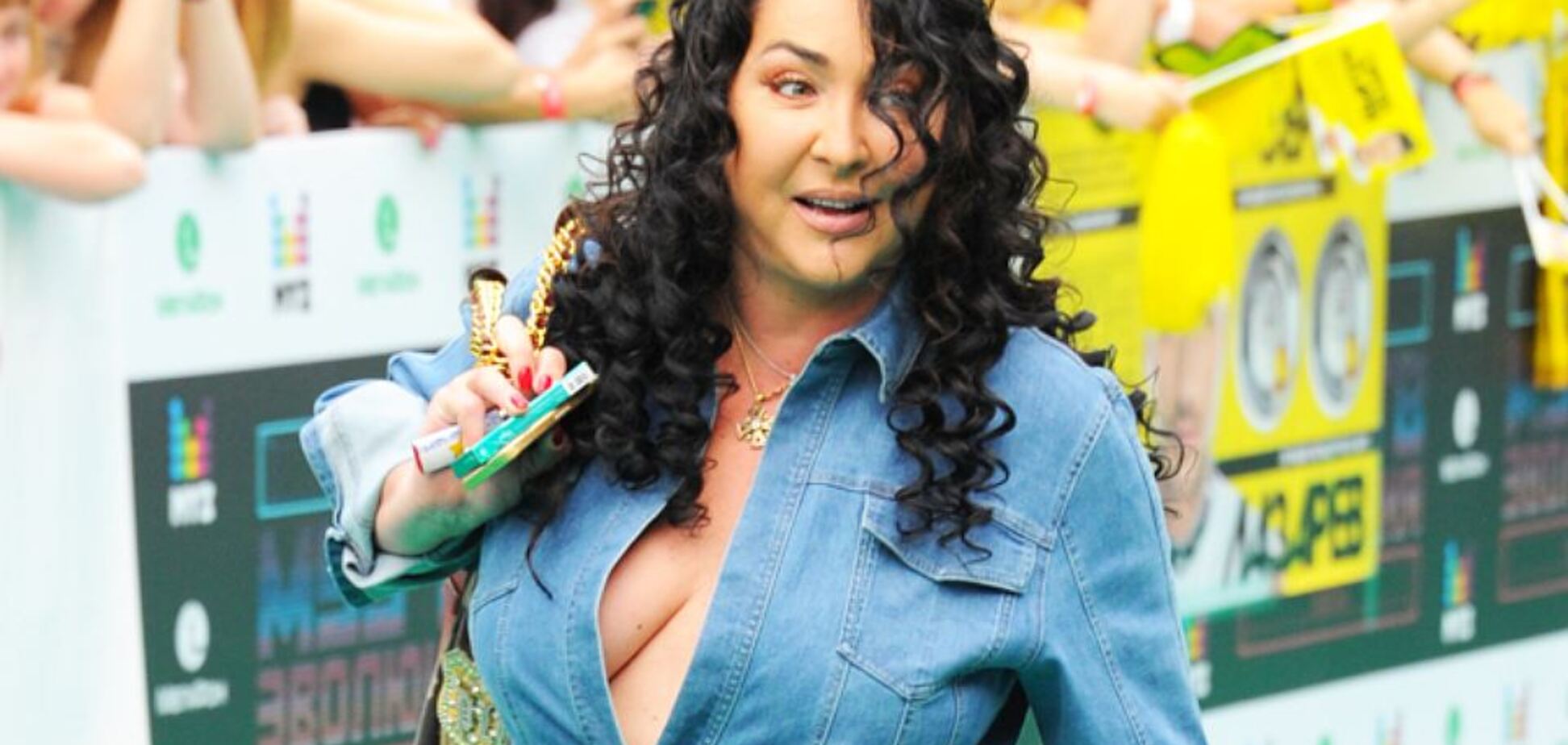 'Старая толстая свинья': на запрещенную в Украине певицу с бранью напал мужчина