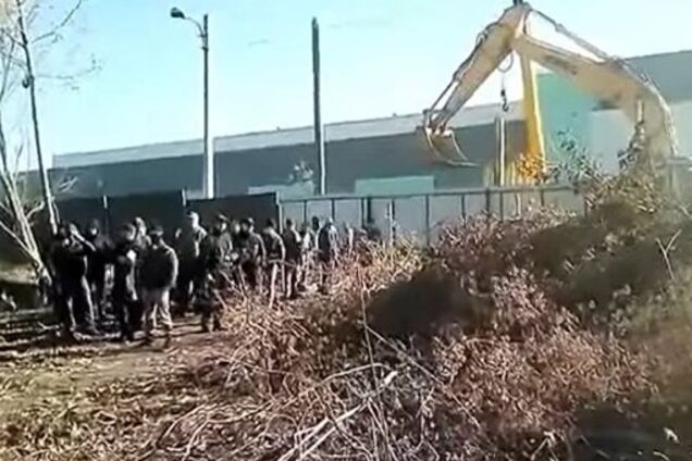 Дивуєтесь, що тітушня спокійно захопила військову частину?