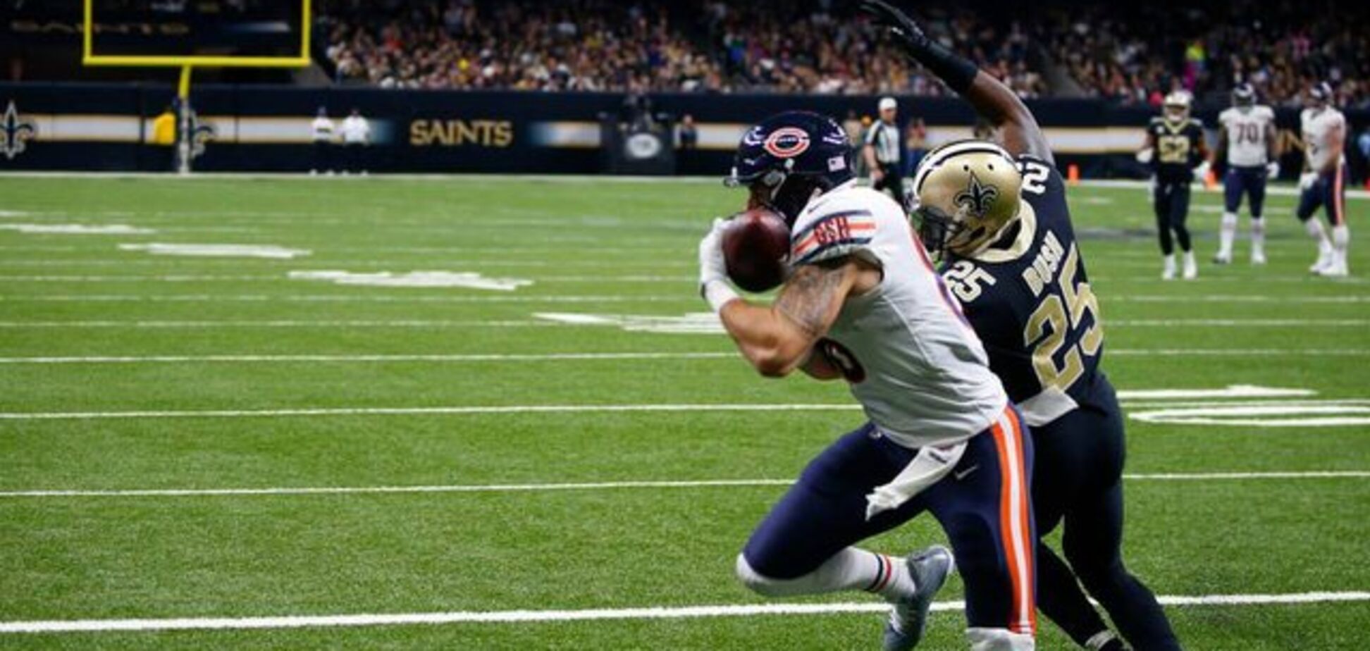 Американский футболист неудачно прыгнул, порвав артерию и вывернув колено: жуткое видео