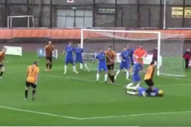 Курйоз тижня. Футболіст заробив пенальті, стрибнувши головою в ноги: опубліковано відео