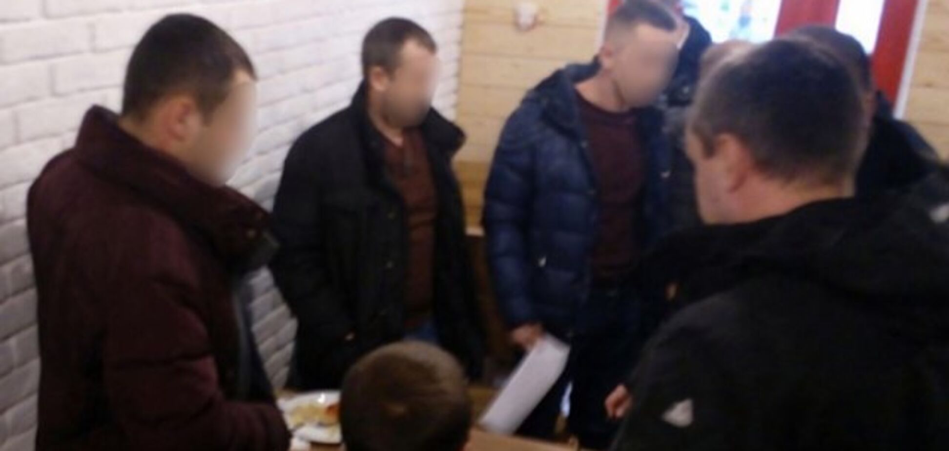 Грабеж с насилием не помеха: на Львовщине скандальных полицейских вернули на работу
