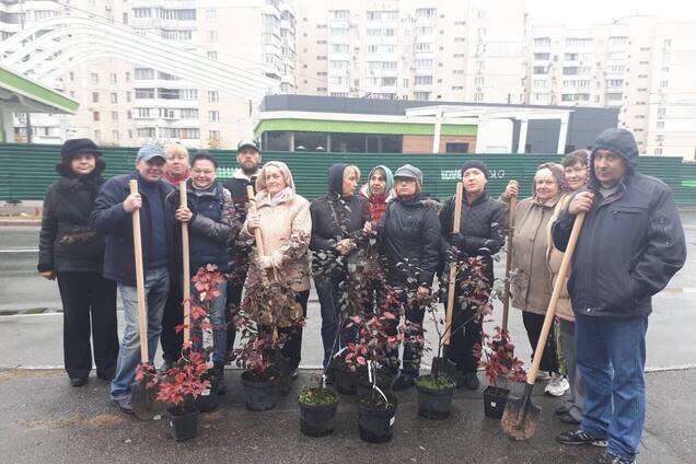 В Киеве около эко-заправки на Ревуцкого высадили аллею примирения