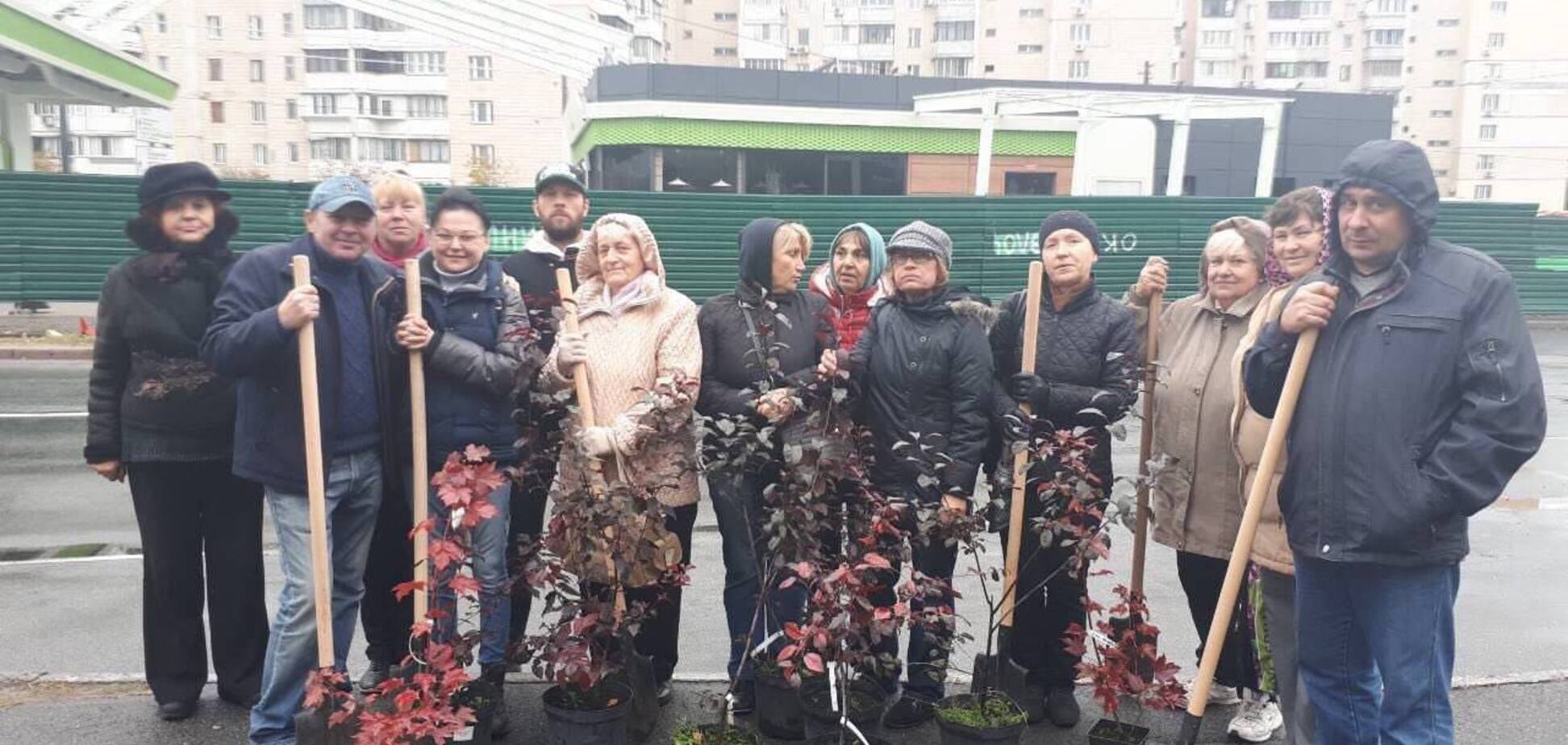 В Киеве около эко-заправки на Ревуцкого высадили аллею примирения