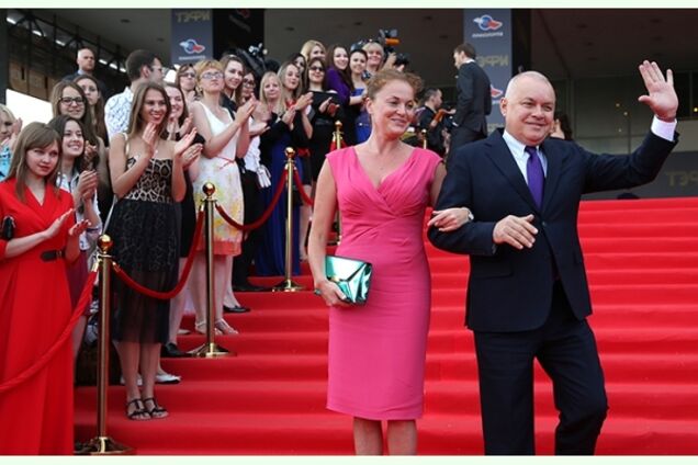 На Западе кризис, а нас Путин с колен поднял