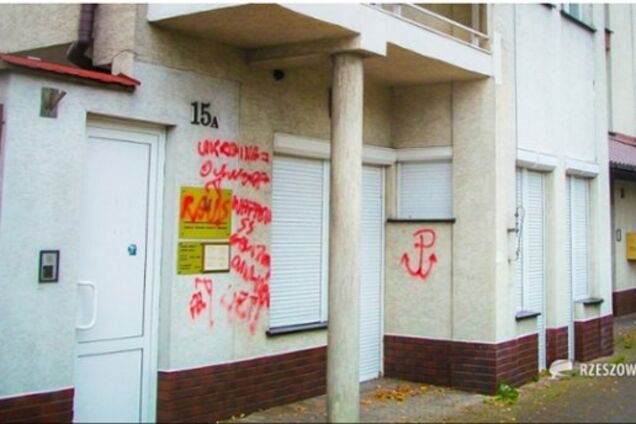 Со свастикой и виселицей: в Польше надругались над консульством Украины