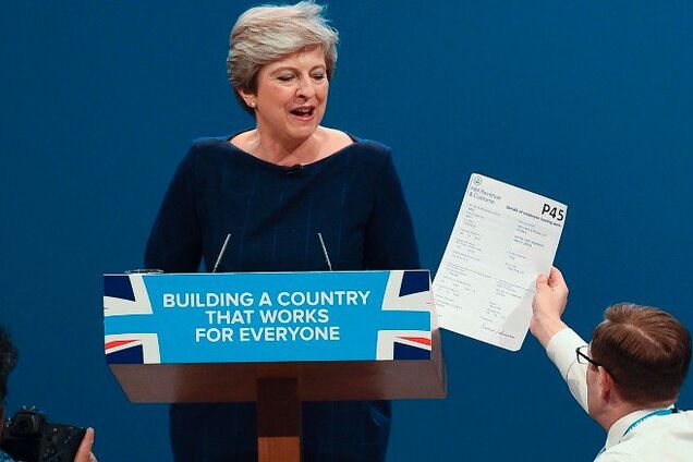 Прихильницю комуністки Фріди Терезу Мей 'звільнили' прямо під час виступу