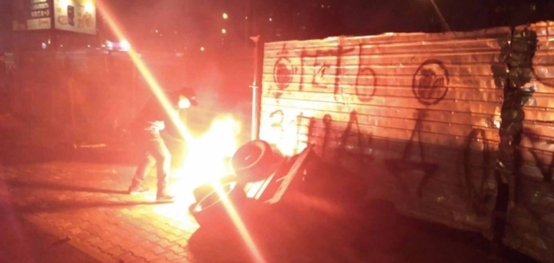 Камни, яйца и шины: в Киеве произошла кровавая стычка активистов с полицией из-за АЗС