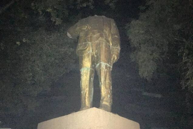 Декомунізація в Україні: на Одещині обезголовили скандальний пам'ятник Леніну