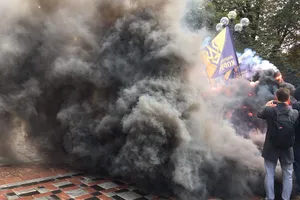 Під ВР палять шини