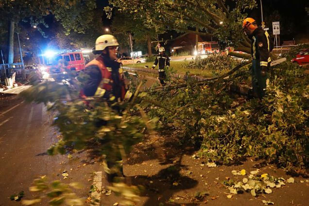 Шторм 'Ксавьер' обрушился на Германию: есть жертвы. Опубликованы фото и видео