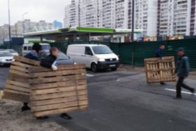 Местные жители рассказали, кто разбил заправку на Ревуцкого в Киеве