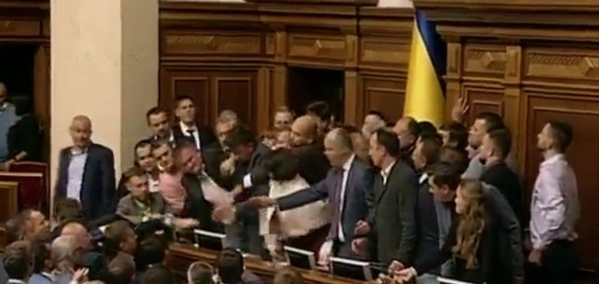 С потасовками и блокированием трибуны: в Раде перенесли рассмотрение закона по Донбассу