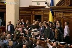 С потасовками и блокированием трибуны: в Раде перенесли рассмотрение закона по Донбассу