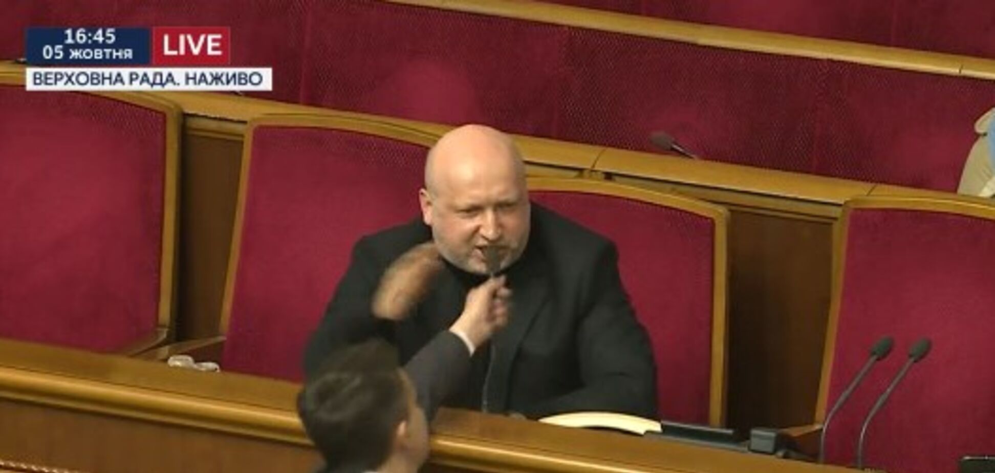 Бійки в Раді: Савченко вирвала мікрофон у Турчинова на словах про російську агресію