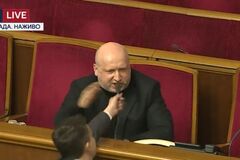 Бійки в Раді: Савченко вирвала мікрофон у Турчинова на словах про російську агресію