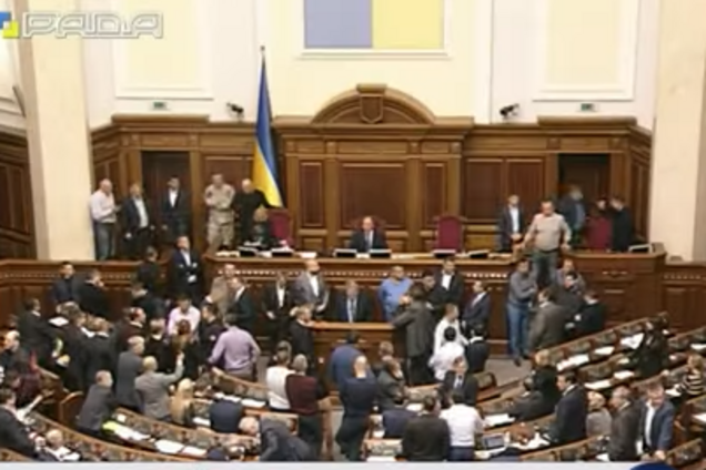 Страсти по Донбассу: депутаты взяли трибуну Рады в осаду и устроили драку