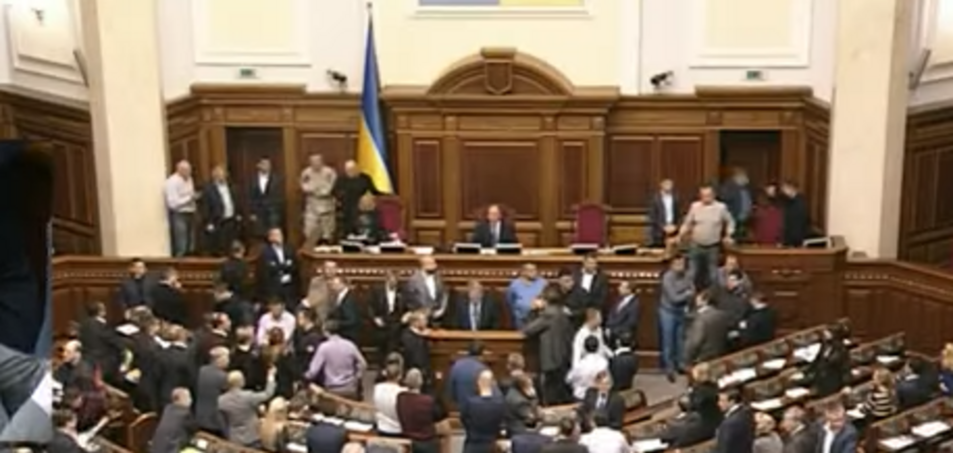Страсти по Донбассу: депутаты взяли трибуну Рады в осаду и устроили драку