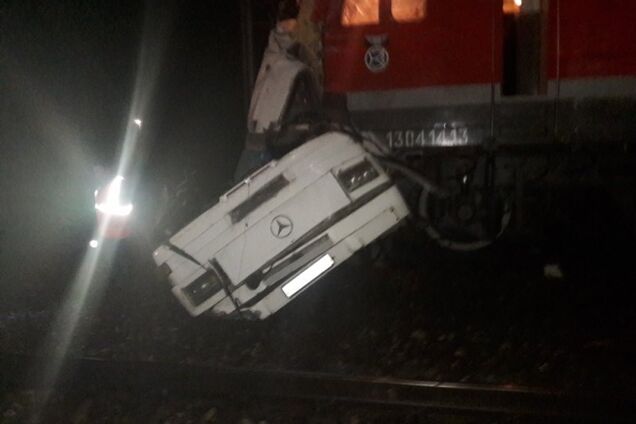 Поезд снес атобус