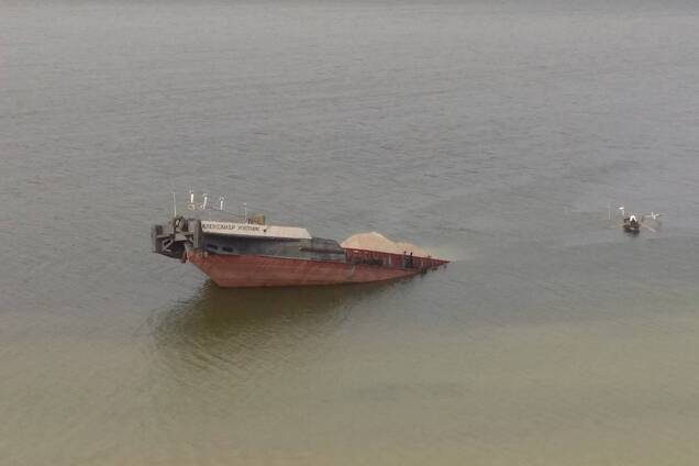 В Каховском водохранилище произошло ЧП: появилось огромное нефтяное пятно