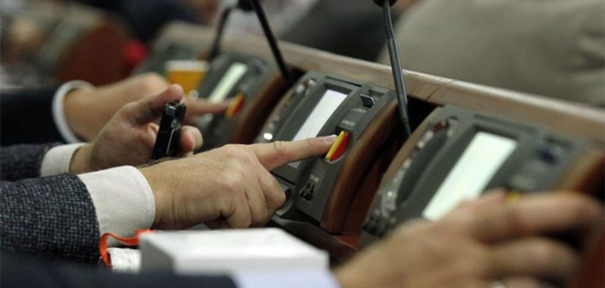 Рада продлила действие закона об особом статусе Донбасса