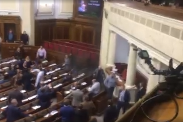 У Раді запалили димову шашку: що загрожує нардепу-хулігану