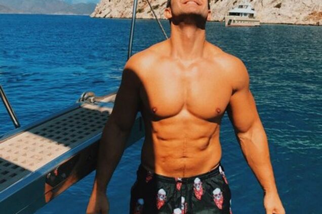 'Лихие 90-е?' Украинский телеведущий озадачил сеть следами ран на теле