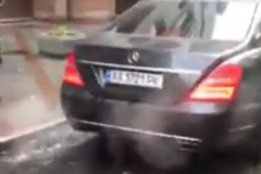 Неадекват на Mercedes возле Кабмина в Киеве: полиция рассказала подробности. Видеофакт