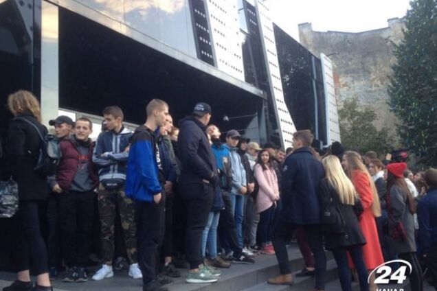 'Съездил в Крым?' Во Львове с потасовками сорвали концерт Бабкина