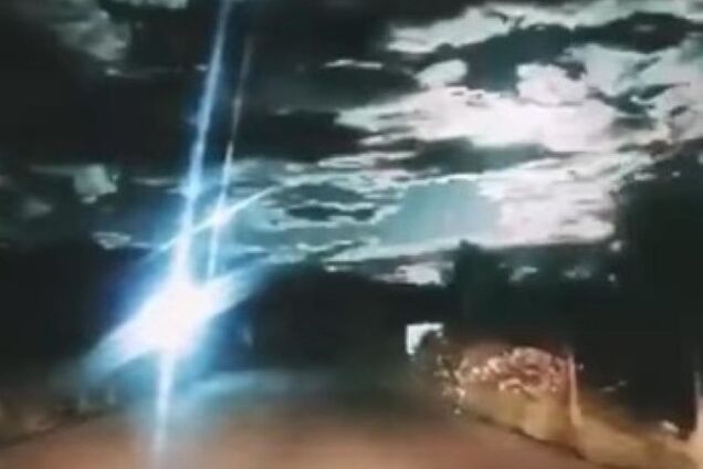 Вогняні кулі в небі: з'явилося відео вибуху гігантського метеорита над Китаєм