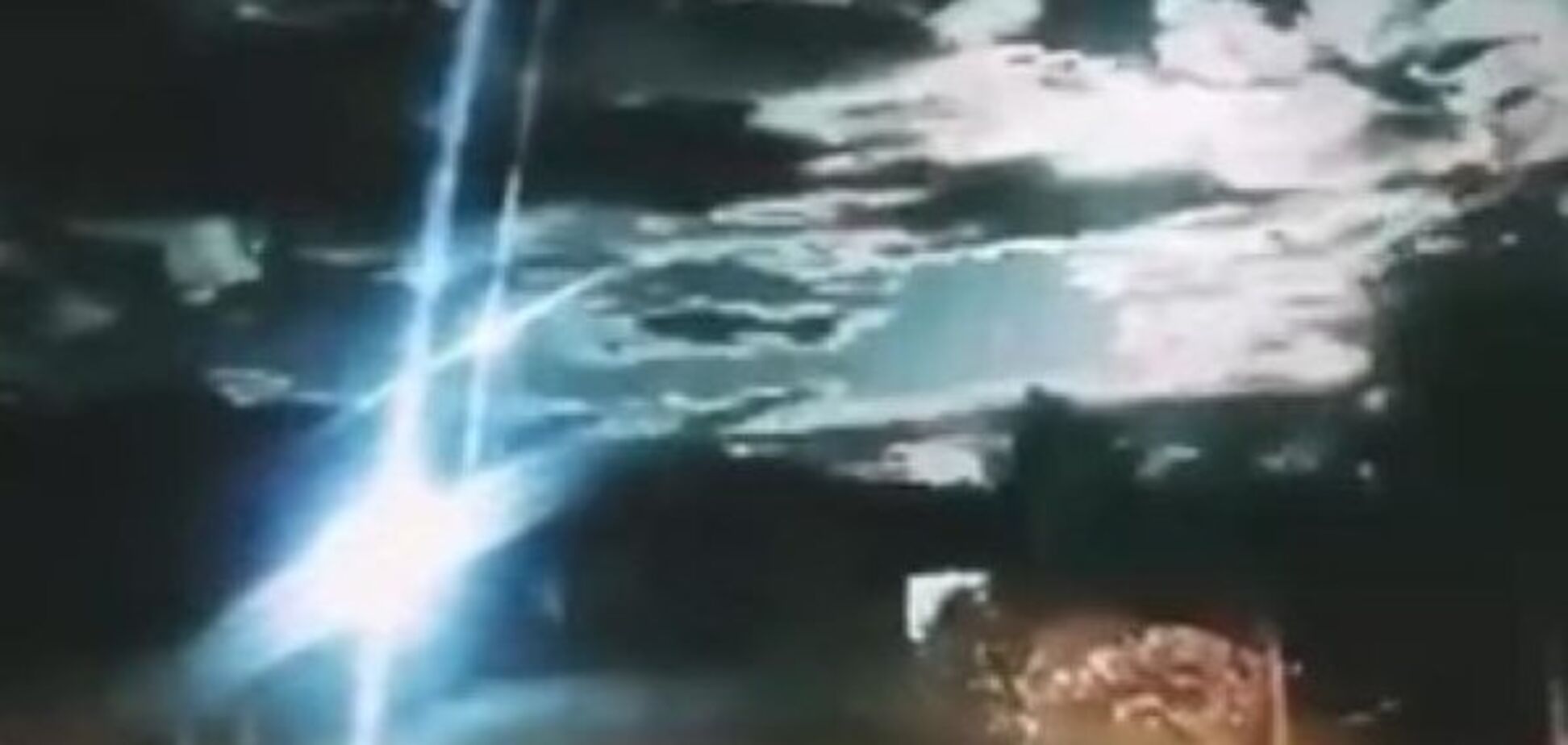 Огненные шары в небе: появилось видео взрыва гигантского метеора над Китаем