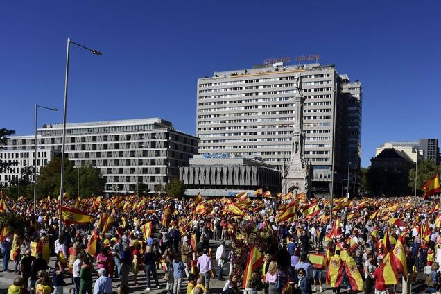 Відділення Каталонії: у Мадриді тисячі людей вийшли захищати цілісність Іспанії