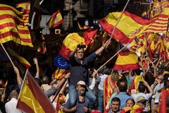 Тисячі каталонців вийшли на мітинг за єдину Іспанію: яскравий фоторепортаж
