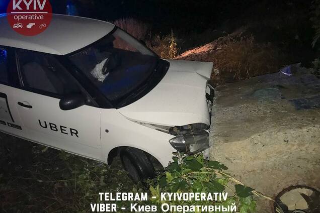 Врезался в бетонный блок: в Киеве произошло ДТП с такси