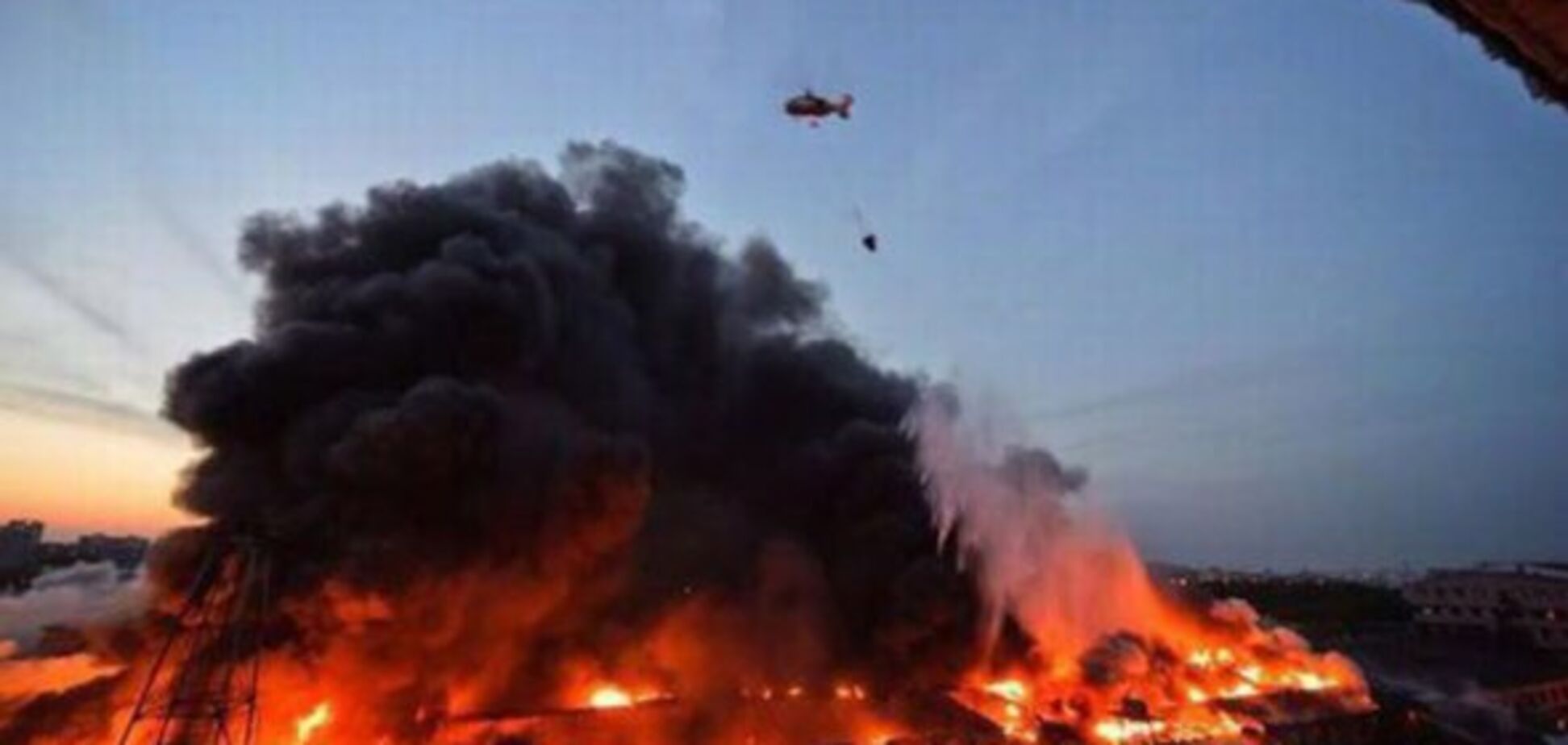 Черный дым и вертолеты: в Москве произошел масштабный пожар 