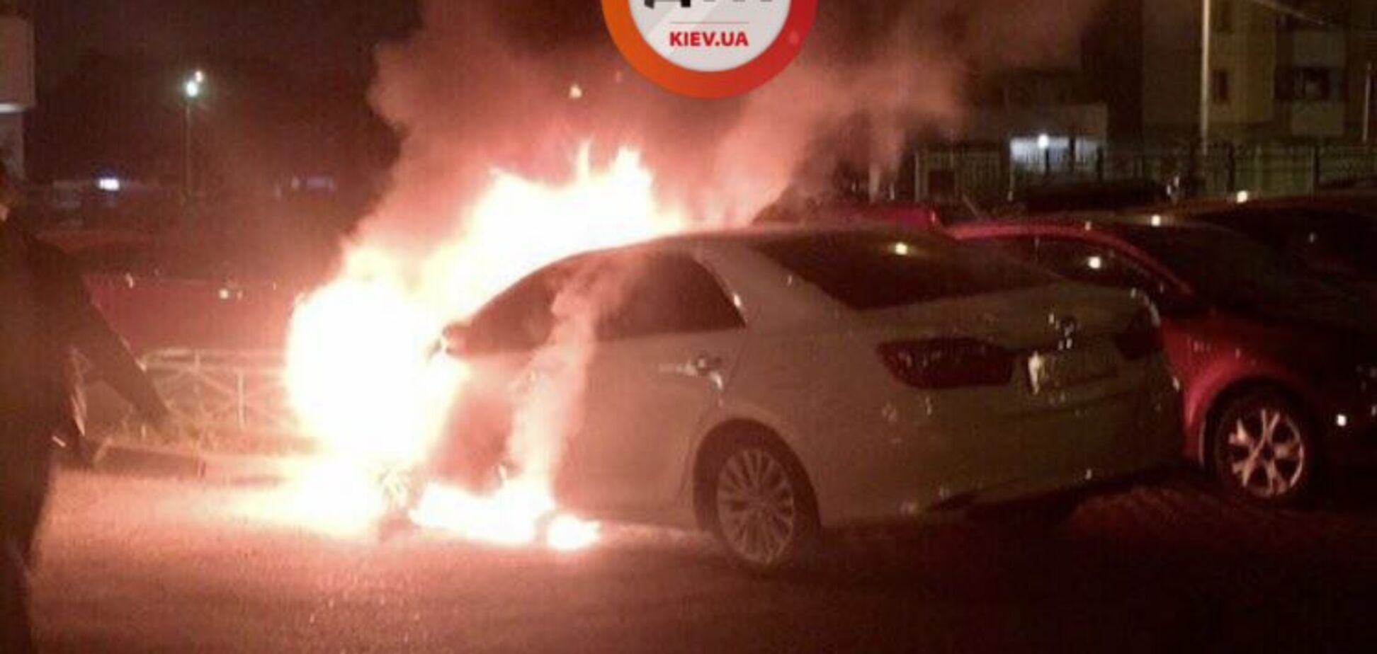 В Киеве горело авто с номерами МВД: опубликованы фото