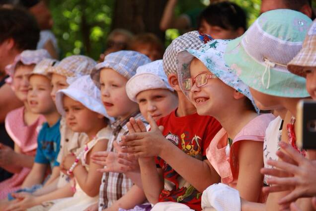 Сотні діточок шукають родинного тепла