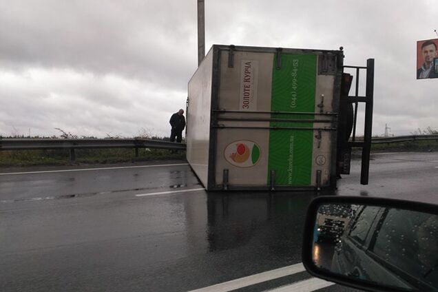 У Києві фура, що перекинулася, перекрила трасу: опубліковані фото ДТП