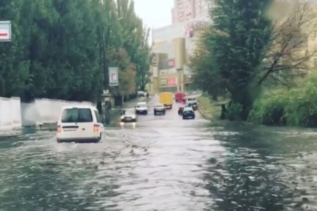 'Несколько авто уже утонули!' В сети показали последствия ливня в Киеве