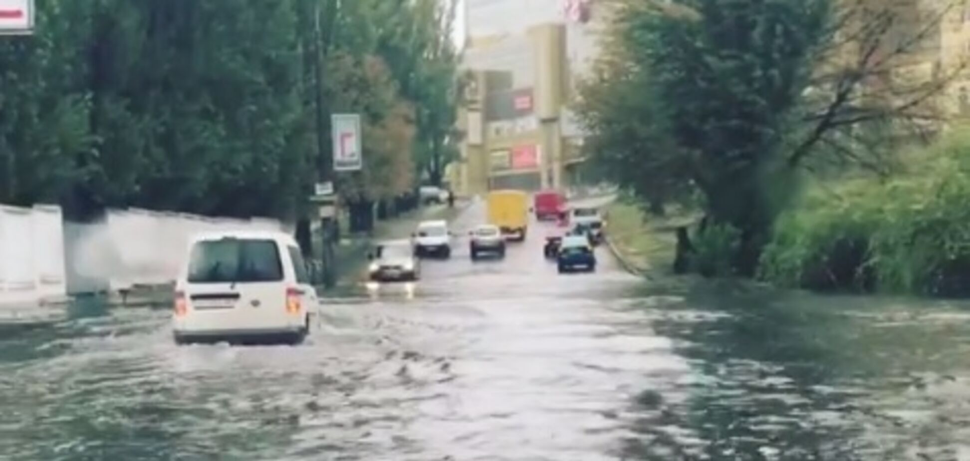 'Несколько авто уже утонули!' В сети показали последствия ливня в Киеве