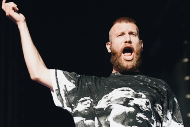 'Надо стесняться': голый Дорн засветил толстый волосатый живот