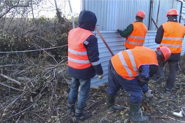 В Одессе компания 'Сити-Центр' демонтирует забор, из-за которого произошел конфликт с военными