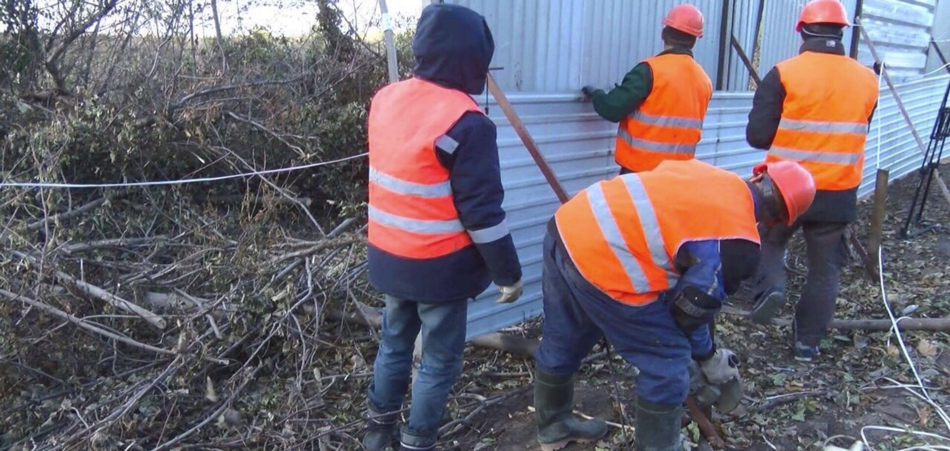 В Одессе компания 'Сити-Центр' демонтирует забор, из-за которого произошел конфликт с военными
