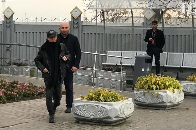 5 окремих люкс-авто і чорний дрес-код: до Києва прибули рок-легенди