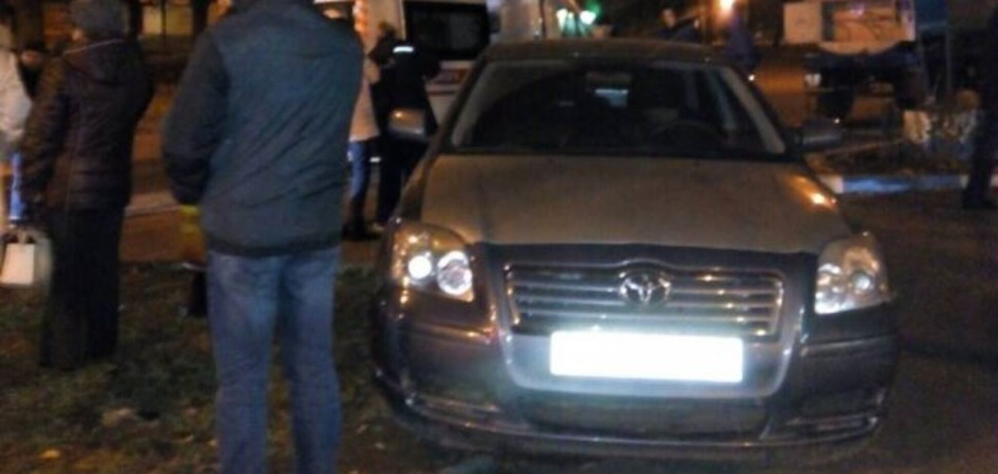 Самоотверженно: в Харькове прохожие спасли пенсионера, попавшего под машину