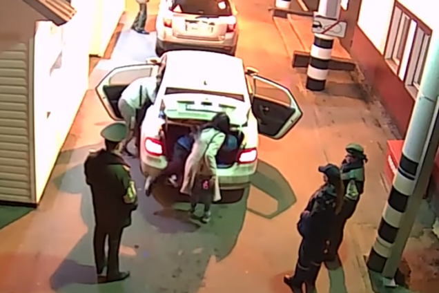 В Беларуси задержали машину россиян с украинкой в багажнике