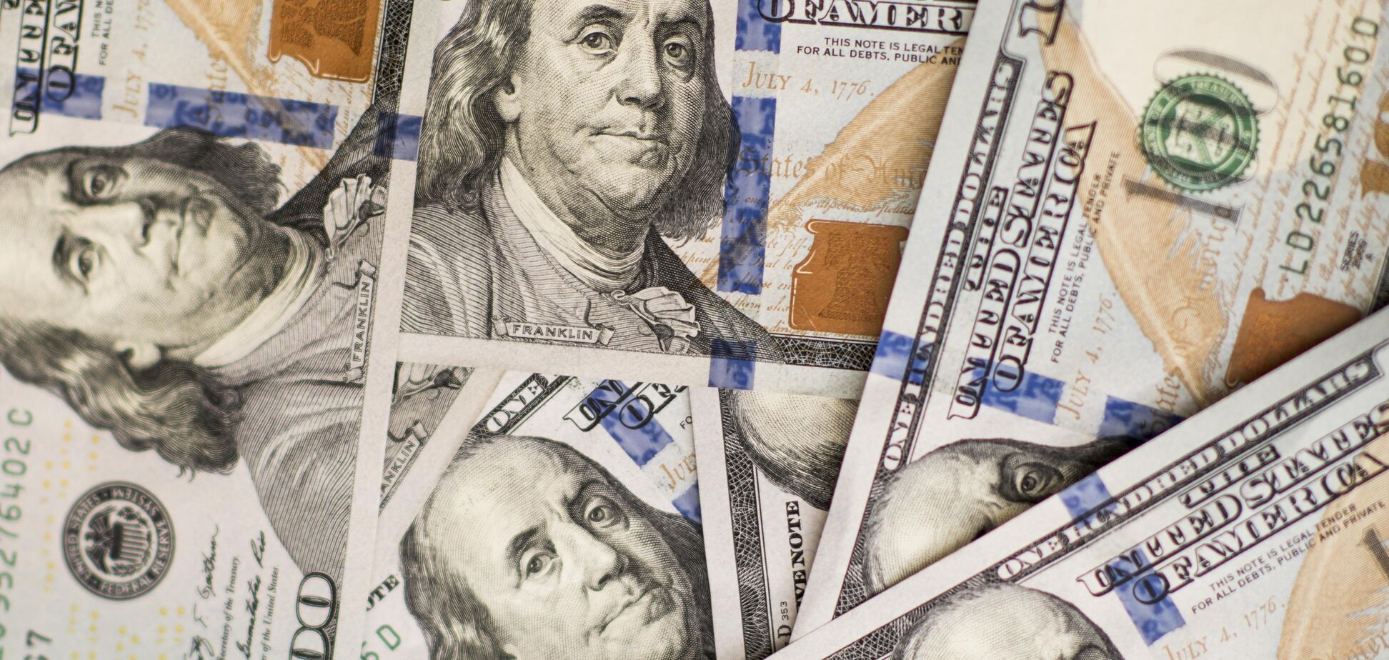 В Украине стремительно обвалился курс доллара