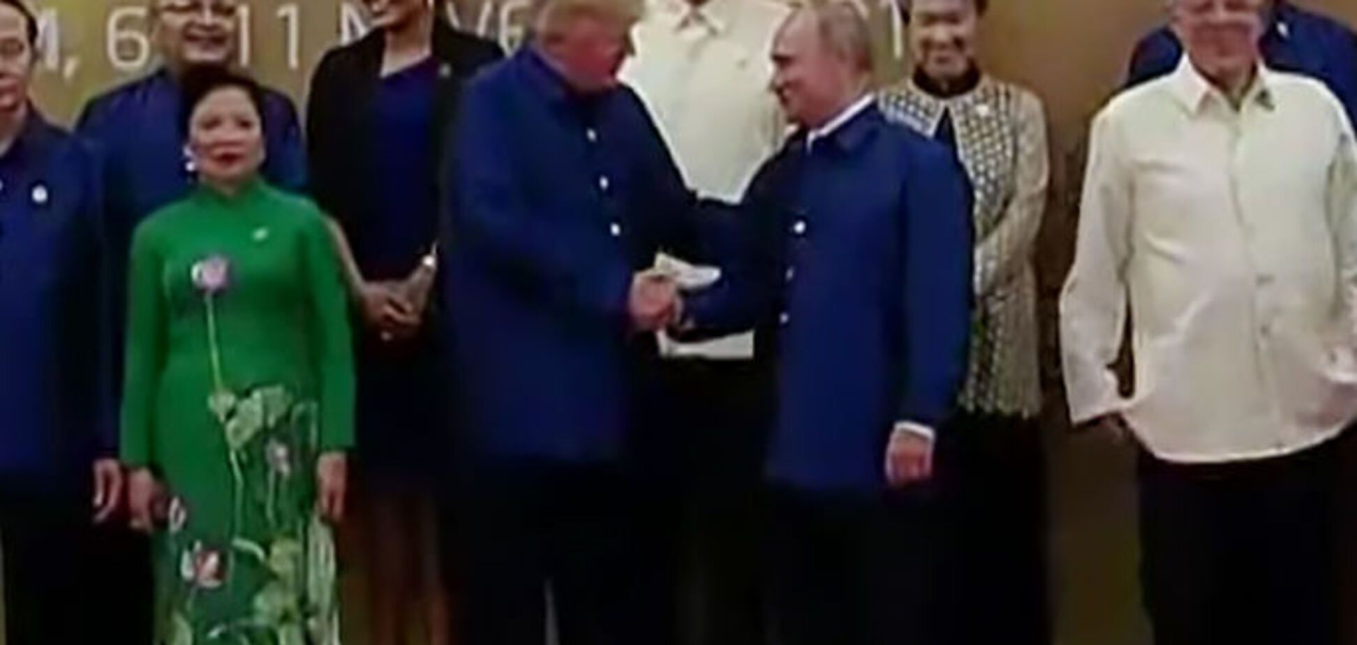 'Слегка коснулся плеча': сеть взорвалась хохотом из-за 'грандиозной' встречи Путина и Трампа