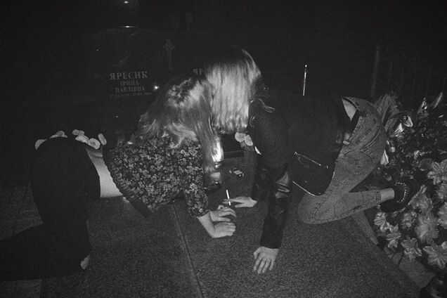 'Малолітні дурепи!' На кладовищі на Львівщині дівчата влаштували п'яні танці: мережа в сказі