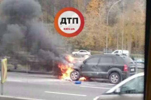 В Киеве загорелось авто