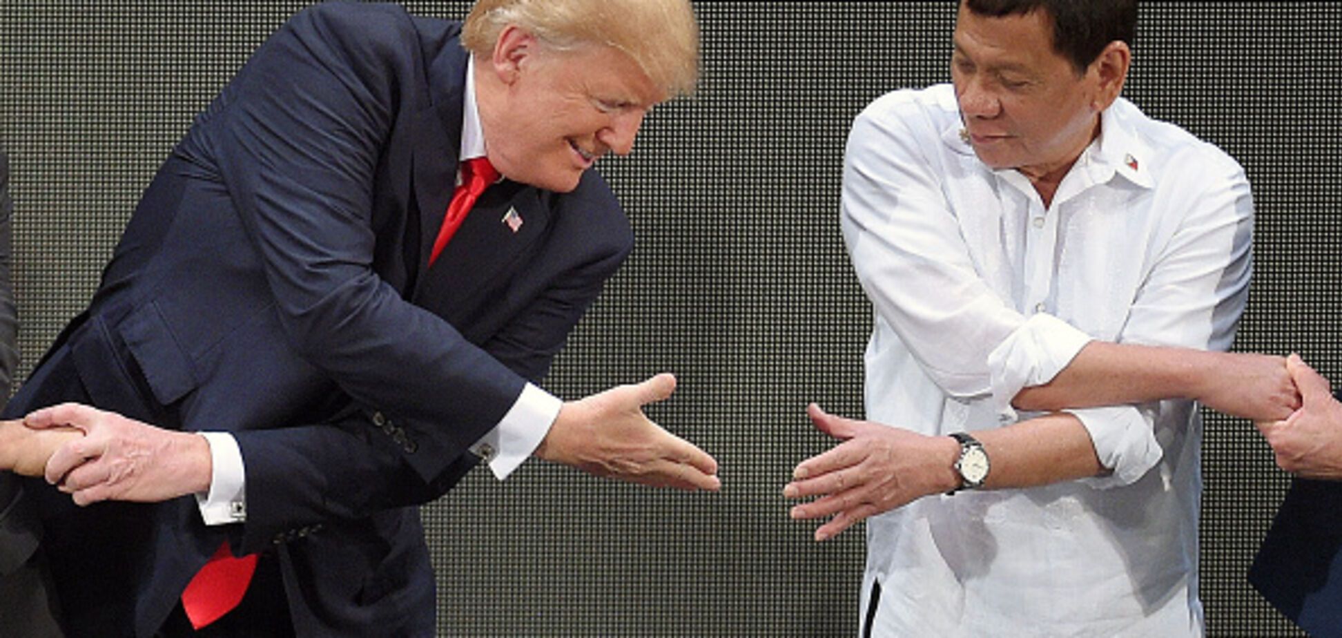Незручне рукостискання: Трамп і Ко спровокували угарні фотожаби в мережі